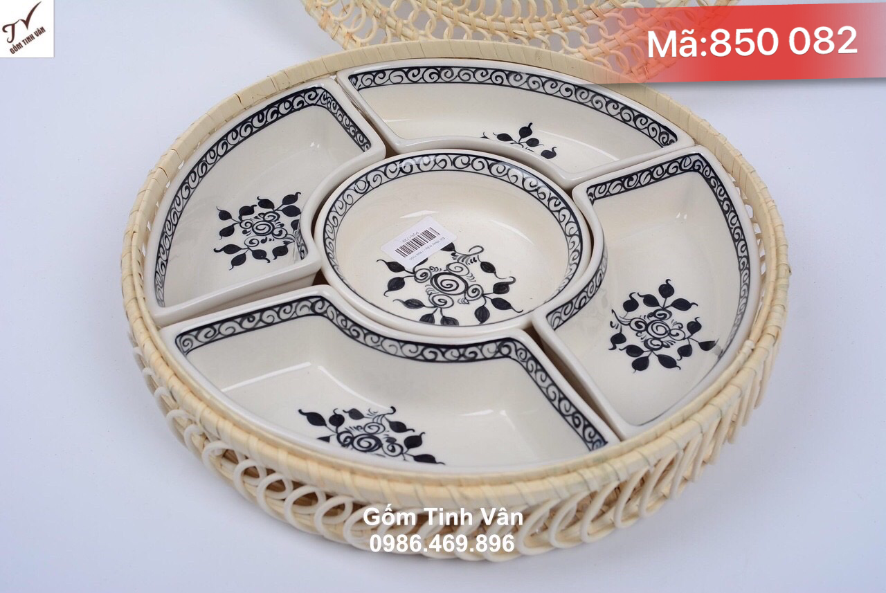 Khay mứt tết, khay để suất ăn phần, mã 850042, đường kính 30 cao 5 cm, hoa văn vẽ tay nhẹ nhàng sang trọng, nắp mây đan, hộp đựng bánh kẹo, khay đồ ăn 5 ngăn, giá báo trên 50 bộ, hộp mứt tết gốm bát tràng