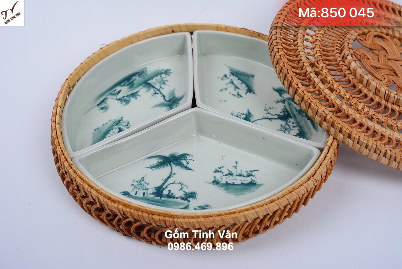 Khay mứt tết 3 ngăn đường kính 24 cm, mã 850045, men xanh ngọc vẽ tay cảnh sơn thuỷ hữu tình, gốm sứ kết hợp mây tre đan, khay suất ăn phần, giá báo trên 50 bộ, hộp đựng bánh kẹo ngày tết gốm bát tràng