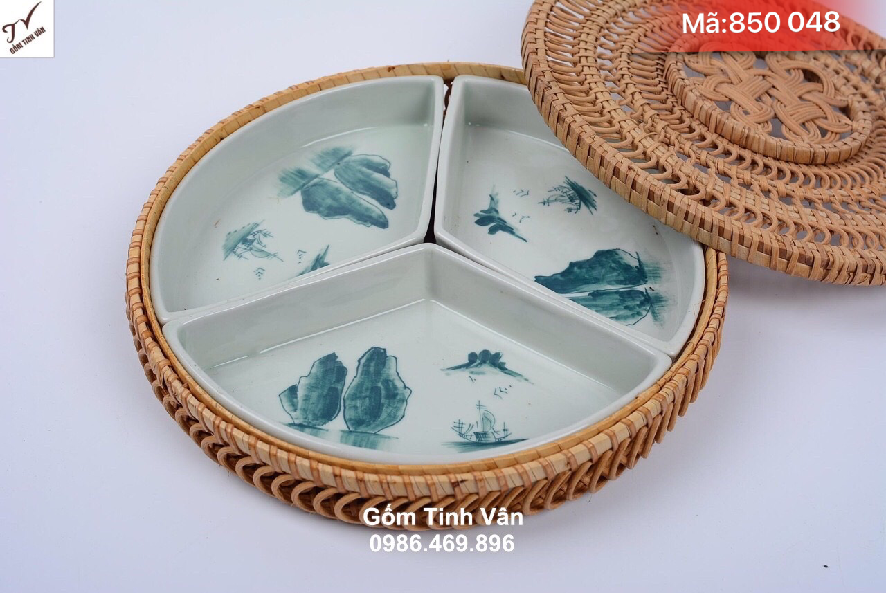 Khay mứt tết 3 ngăn đường kính 24 cm, mã 850048, men xanh ngọc vẽ tay cảnh sơn thuỷ hữu tình, gốm sứ kết hợp mây tre đan, khay suất ăn phần, giá báo trên 50 bộ, hộp đựng bánh kẹo ngày tết gốm bát tràng