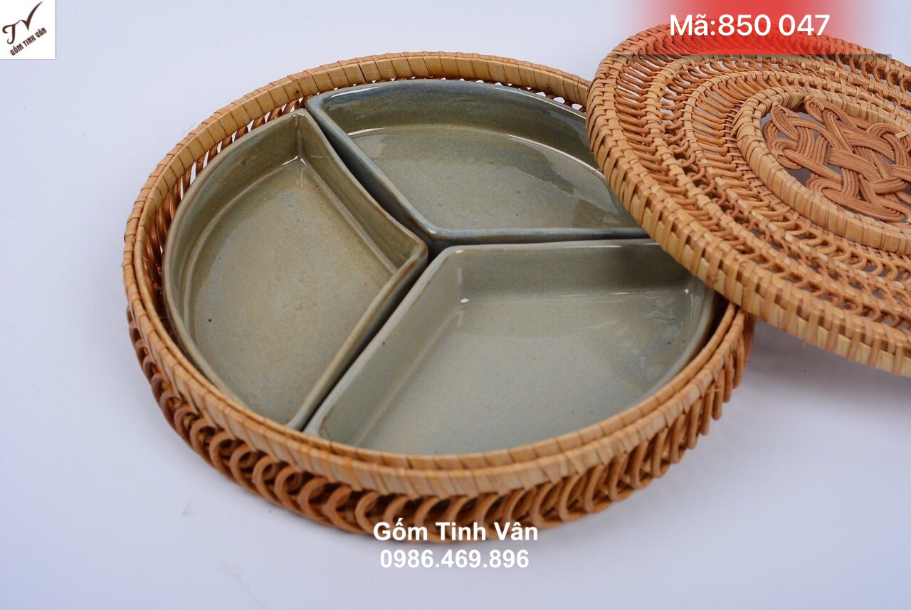 Khay mứt tết 3 ngăn đường kính 24 cm, mã 850047, men nâu bóng, gốm sứ kết hợp mây tre đan, khay suất ăn phần, giá báo trên 50 bộ, hộp đựng bánh kẹo ngày tết gốm bát tràng