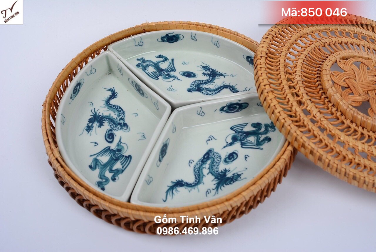 Khay mứt tết 3 ngăn đường kính 24 cm, mã 850046, men xanh ngọc vẽ tay cảnh rồng phượng, gốm sứ kết hợp mây tre đan, khay suất ăn phần, giá báo trên 50 bộ, hộp đựng bánh kẹo ngày tết gốm bát tràng