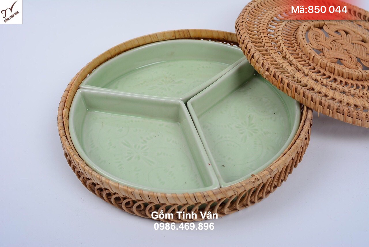 Khay mứt tết 3 ngăn đường kính 24 cm, mã 850044, men xanh ngọc, gốm sứ kết hợp mây tre đan, khay suất ăn phần, giá báo trên 50 bộ, hộp đựng bánh kẹo ngày tết gốm bát tràng
