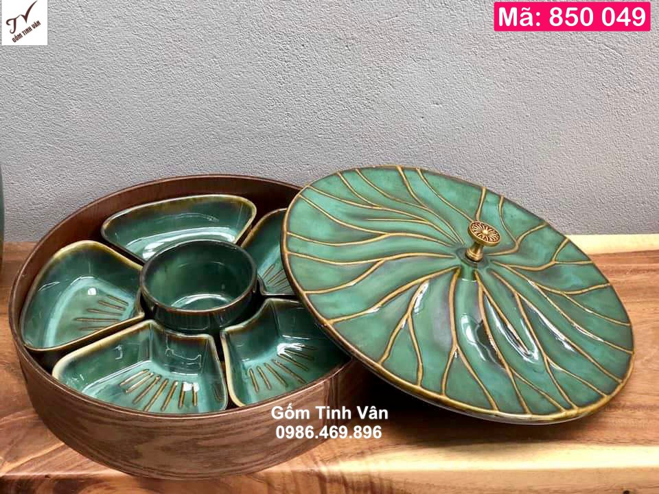 Bộ khay mứt tết men xanh hoả biến cao cấp, mã 850049, đk 32 cao 5 cm, núm đồng, nắp lá sen, thân bông hoa nghệ thuật, đặt trong giỏ gỗ, hộp đựng mứt tết gốm bát tràng tinh vân