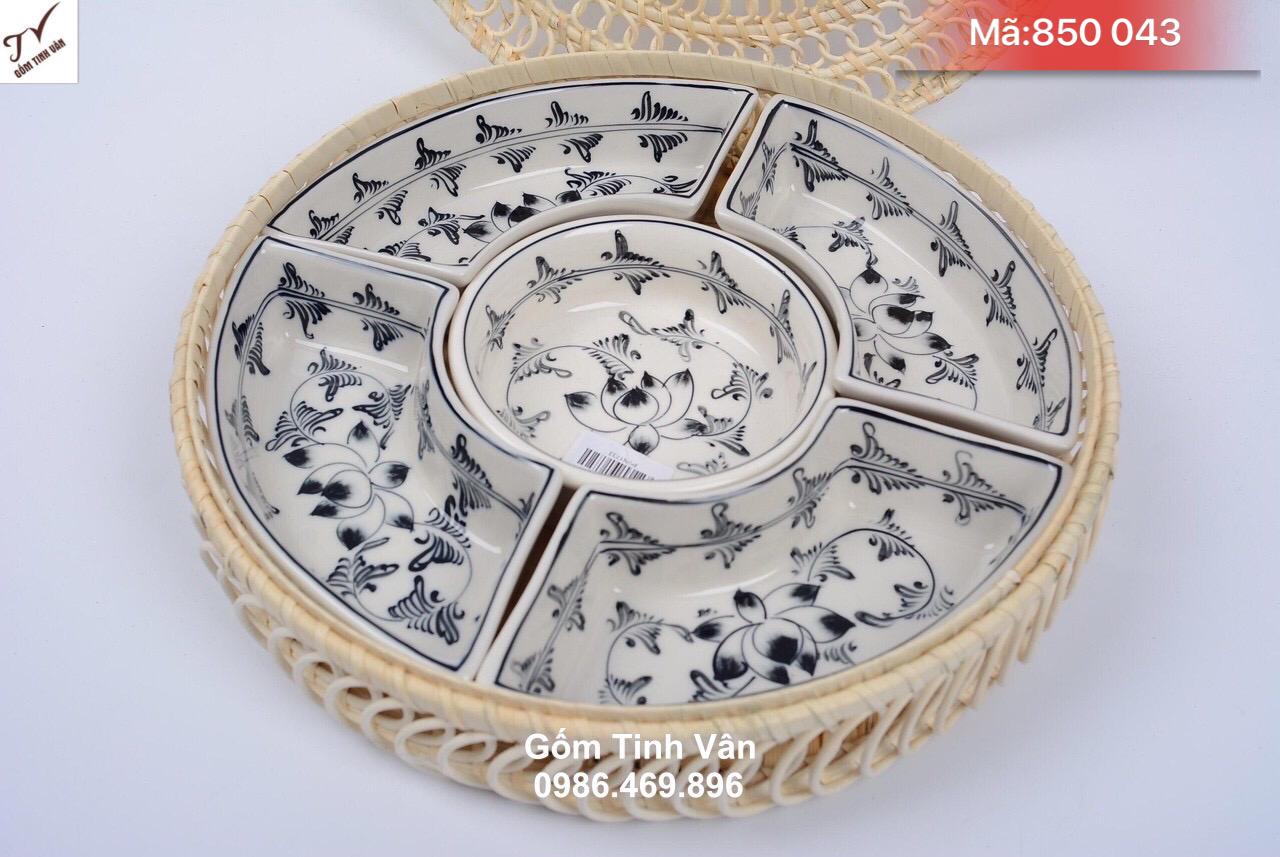 Khay mứt tết, khay để suất ăn phần, mã 850043, đường kính 30 cao 5 cm, hoa sen vẽ tay kiểu cổ điển sang trọng, nắp mây đan, hộp đựng bánh kẹo, khay đồ ăn 5 ngăn, giá báo trên 50 bộ, hộp mứt tết gốm bát tràng