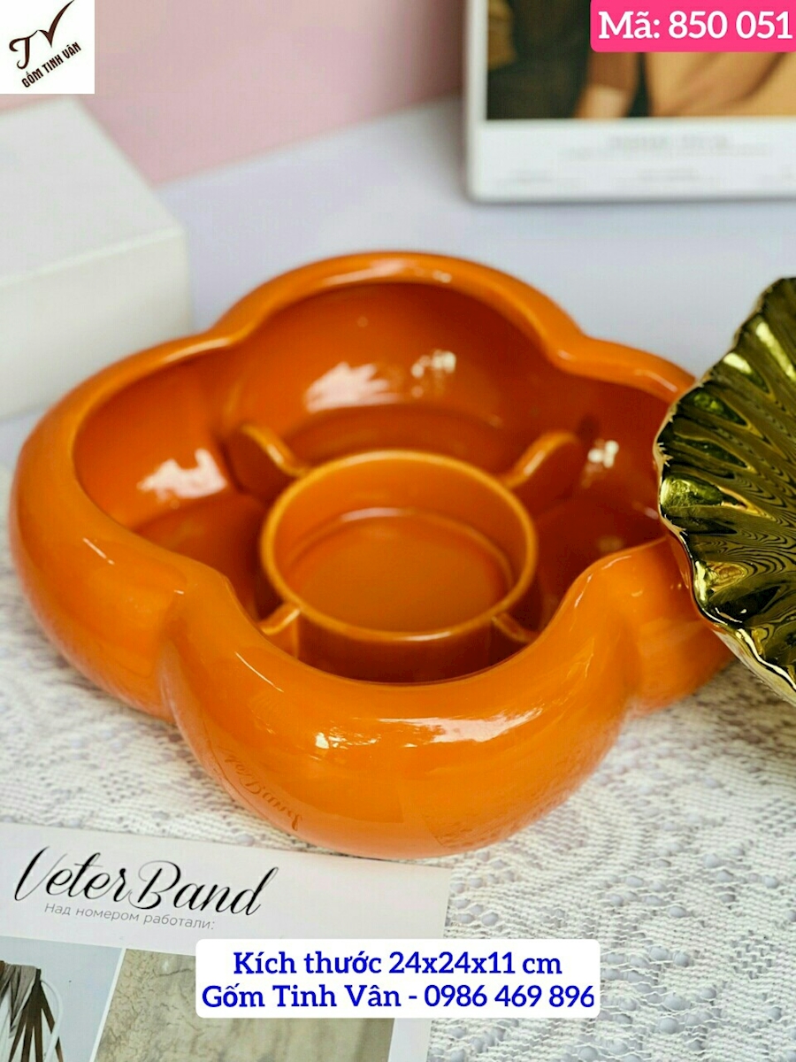 Hộp đựng mứt, khay mứt tết trái hồng, mã 850051, chất liệu gốm sứ, kích thước 24x24x11 cm, men màu cam, nắp phủ vàng cao cấp, quà tặng tết in logo, gốm tinh vân