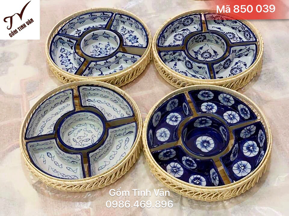 Set 4 bộ khay mứt tết, quà tết in logo, mã 850039, đk 28 cm, cao 7 cm, gốm sứ bát tràng, vẽ hoa băng mai, vẽ cá đàn, hoa cúc xanh lam truyền thống, gốm tinh vân