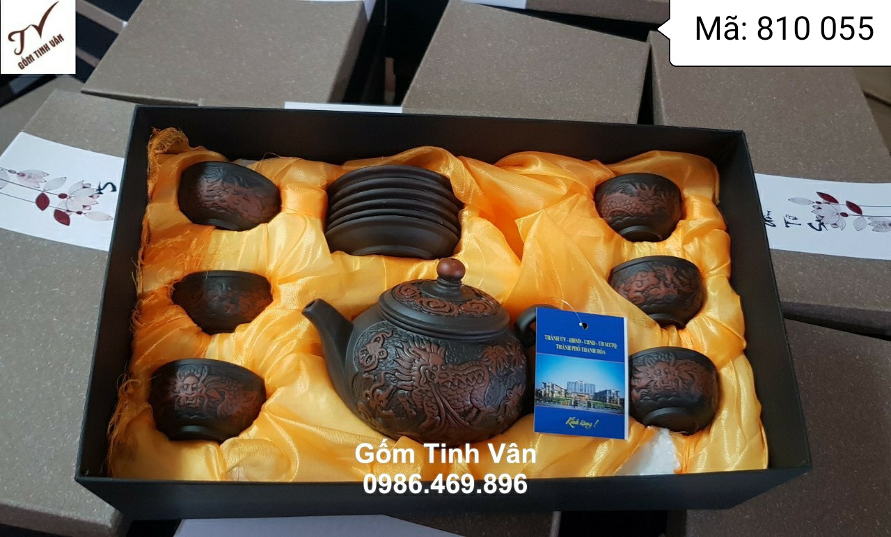 Bộ bình trà gốm tử sa, chạm khắc nổi, mã 810055, in logo, in chữ quà tặng gốm sứ bát tràng cao cấp