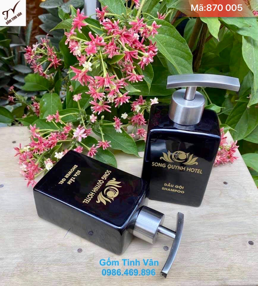 Bình đựng dầu gội, sữa tắm dáng vuông men đen bóng, mã 870005, dung tích 300ml, cao 10 cm, in logo công ty, nắp inox, đồ dùng nhà tắm gốm bát tràng, giá báo trên 100 chiếc