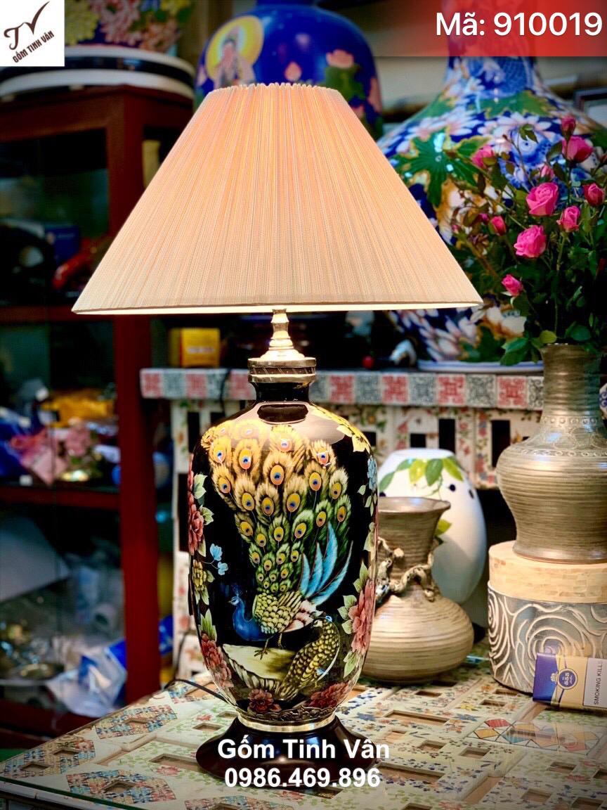 Đèn để bàn trang trí chim công vẽ tay cao cấp, mã 910019, cao 60 cm, hoa văn sắc nét tinh xảo, đèn ngủ sang trọng, màu đen huyền bí, kết hợp viền đồng ánh vàng ở miệng và chân bình, đèn ngủ để bàn trang trí gốm bát tràng tinh vân