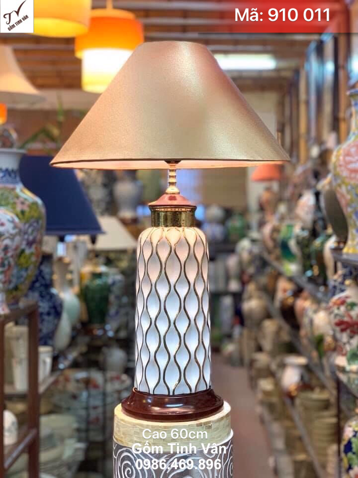 Đèn ngủ để bàn sang trọng, mã 910011, cao 60 cm, chân đèn gốm sứ vẽ vàng 24k lượn sóng mềm mại, chụp đèn tông màu nhã nhặn ấm cúng, đèn ngủ gốm bát tràng tinh vân