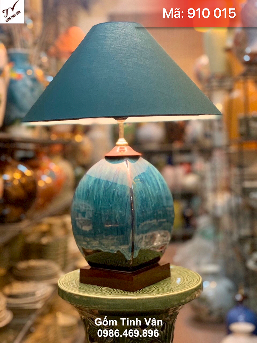Đèn ngủ để bàn sang trọng, mã 910015, cao 50 cm, chân đèn gốm sứ men xanh dáng vuông hiện đại, chụp đèn cùng bình tông màu xanh, đèn ngủ gốm bát tràng tinh vân