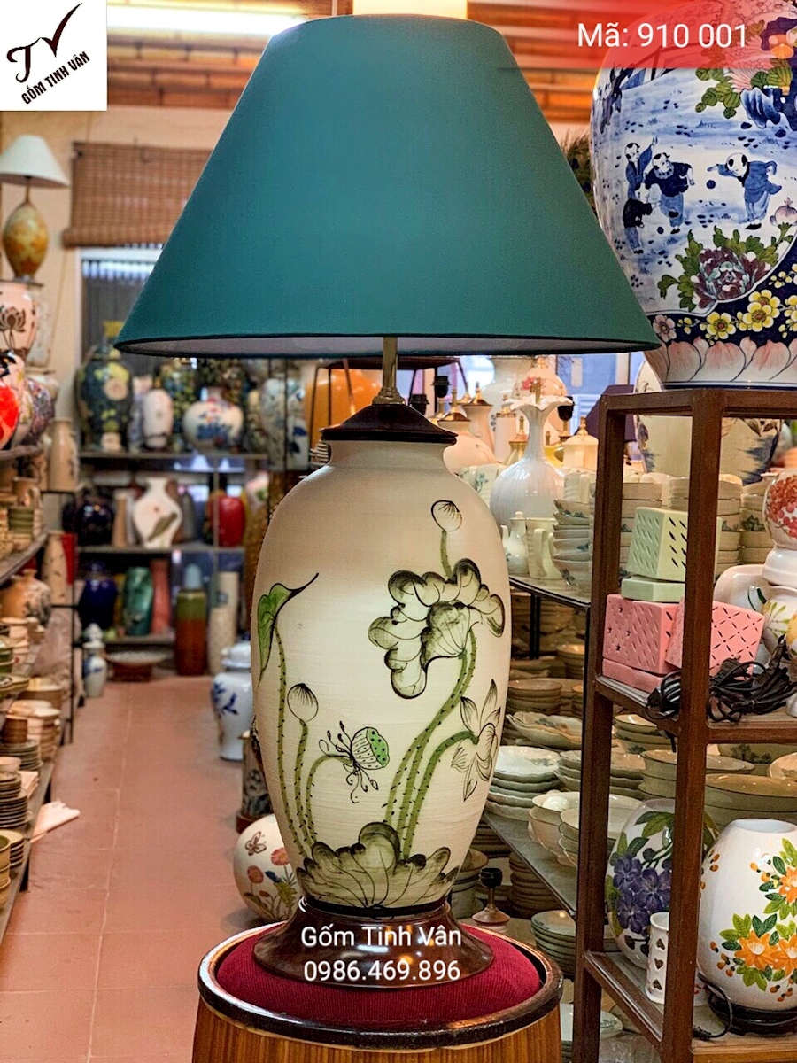 Đèn ngủ để bàn, mã 910001, chân gốm sứ trắng vẽ tay hoa sen, cao 65 cm, chụp đèn xanh rêu, gốm sứ bát tràng, tinh vân