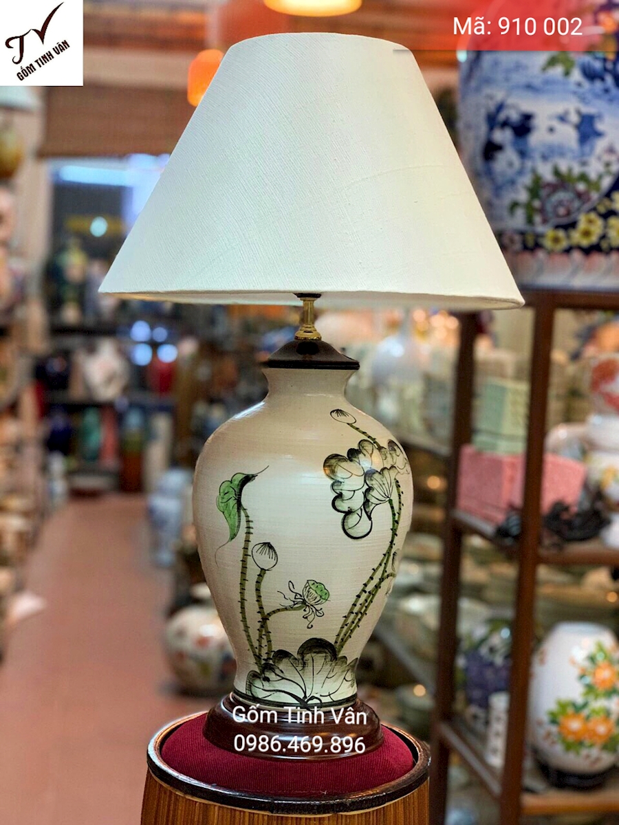 Đèn ngủ để bàn, mã 910002, chân gốm sứ trắng dáng tròn vẽ tay hoa sen, cao 65 cm, chụp đèn màu trắng, gốm sứ bát tràng, tinh vân