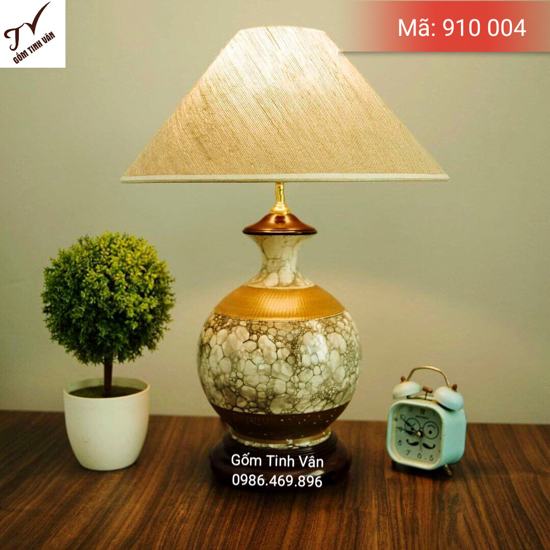 Đèn ngủ để bàn, mã 910004, chân gốm sứ trắng dáng tròn vẽ tay bong bóng vàng, cao 65 cm, chụp đèn vàng đồng, gốm sứ bát tràng, tinh vân