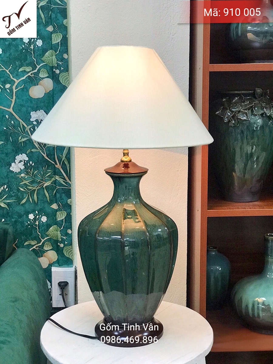 Đèn ngủ để bàn, mã 910005, chân gốm sứ xanh rêu hoạ tiết nét thẳng, cao 65 cm, chụp đèn màu trắng, gốm sứ bát tràng, tinh vân