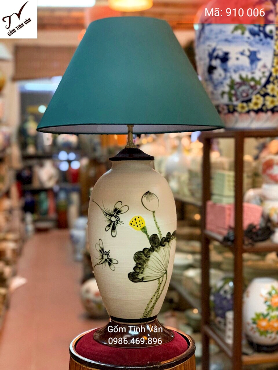 Đèn ngủ để bàn, mã 910006, chân gốm sứ trắng vẽ tay hoa sen chuồn chuồn, cao 65 cm, chụp đèn xanh rêu, gốm sứ bát tràng, tinh vân
