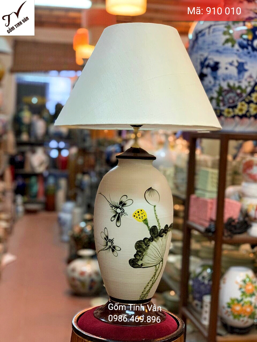 Đèn ngủ để bàn, mã 910010, chân gốm sứ trắng vẽ tay búp sen chuồn chuồn, cao 65 cm, chụp đèn trắng, gốm sứ bát tràng, tinh vân